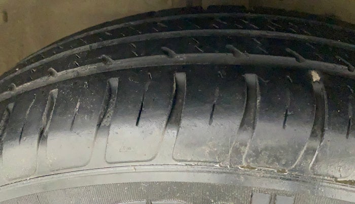 2014 Maruti Swift VXI, CNG, Manual, 88,732 km, Right Front Tyre Tread