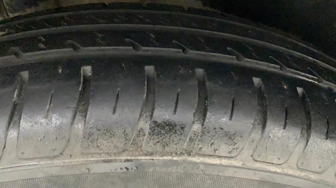 2014 Maruti Swift VXI, CNG, Manual, 88,732 km, Right Rear Tyre Tread