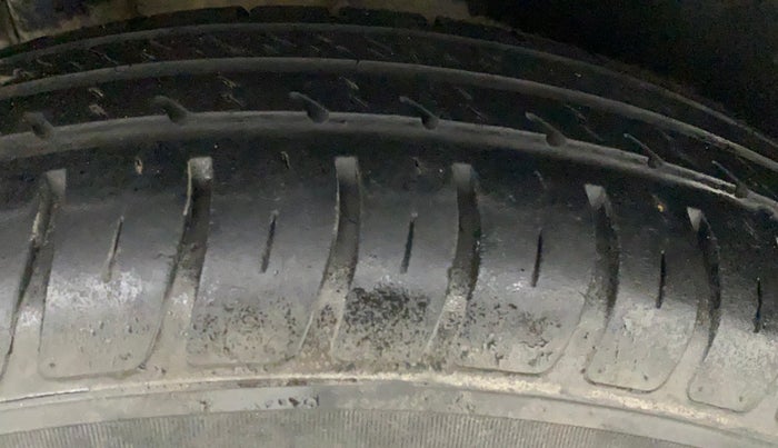 2014 Maruti Swift VXI, CNG, Manual, 88,732 km, Right Rear Tyre Tread