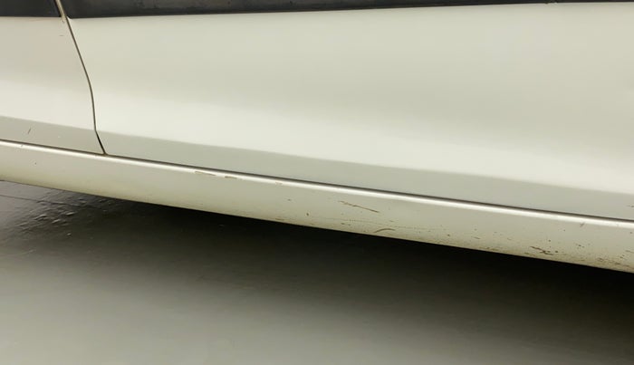 2014 Maruti Swift VXI, CNG, Manual, 88,732 km, Right running board - Minor scratches
