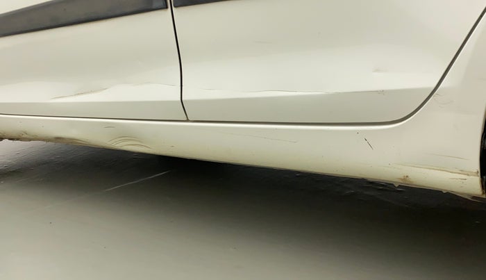 2014 Maruti Swift VXI, CNG, Manual, 88,732 km, Left running board - Slightly dented
