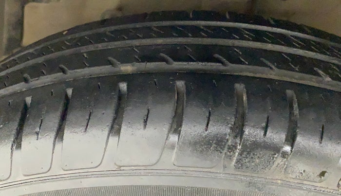 2014 Maruti Swift VXI, CNG, Manual, 88,732 km, Left Front Tyre Tread
