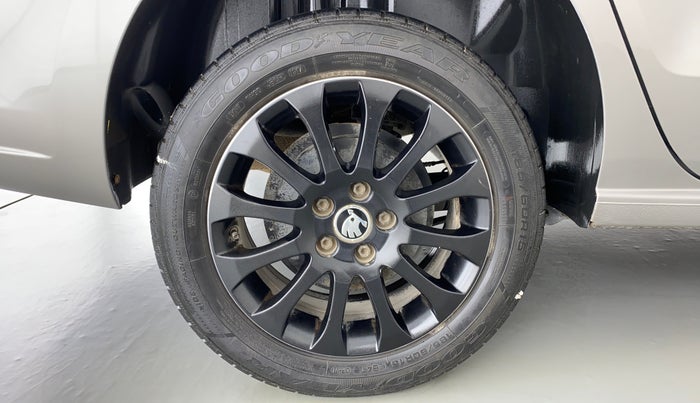 2015 Skoda Rapid 1.6 MPI MT ELEGANCE PLUS, Petrol, Manual, 97,136 km, Right Rear Wheel