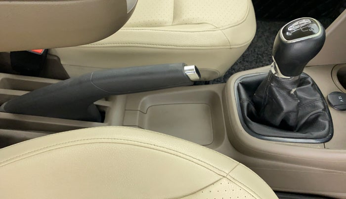 2015 Skoda Rapid 1.6 MPI MT ELEGANCE PLUS, Petrol, Manual, 97,136 km, Gear Lever