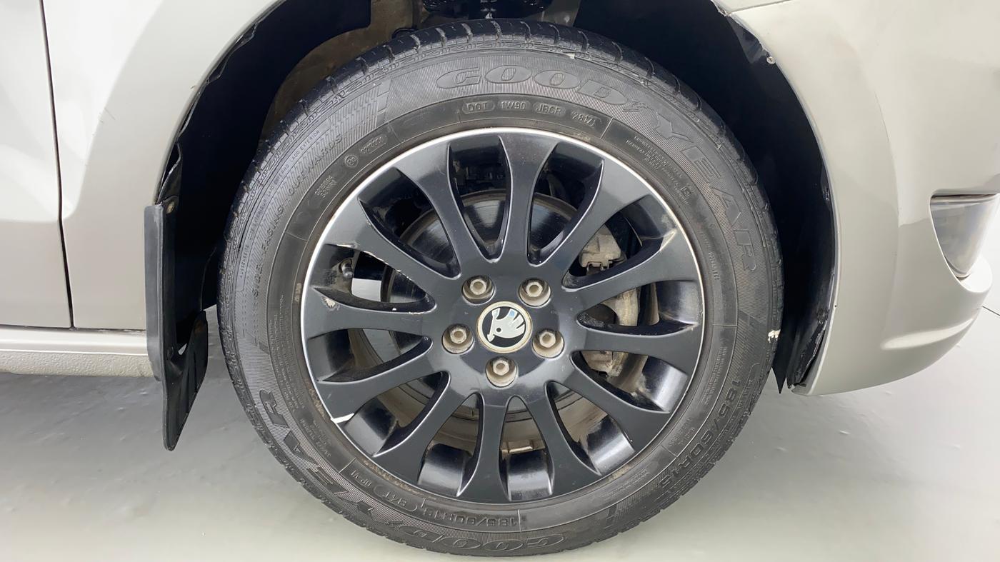 2015 Skoda Rapid 1.6 MPI MT ELEGANCE PLUS, Petrol, Manual, 97,136 km, Right Front Wheel