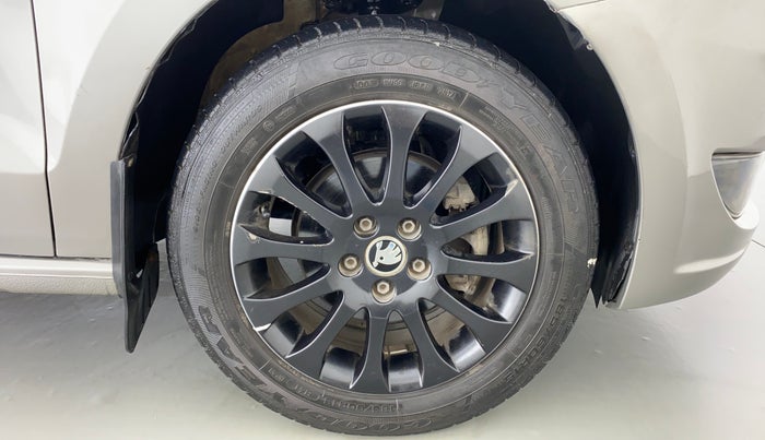 2015 Skoda Rapid 1.6 MPI MT ELEGANCE PLUS, Petrol, Manual, 97,136 km, Right Front Wheel