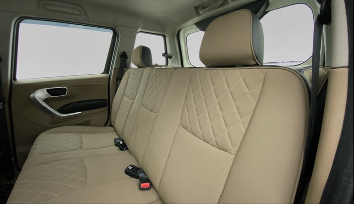 2018 Mahindra TUV300 T10 MT, Diesel, Manual, 13,881 km, Right Side Rear Door Cabin