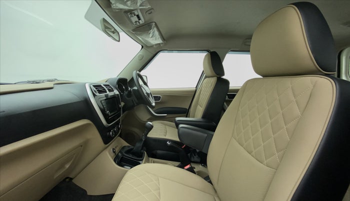 2018 Mahindra TUV300 T10 MT, Diesel, Manual, 13,881 km, Right Side Front Door Cabin