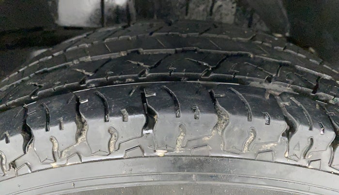 2018 Mahindra TUV300 T10 MT, Diesel, Manual, 13,881 km, Left Rear Tyre Tread