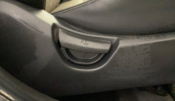 2016 Hyundai Grand i10 SPORTZ 1.2 KAPPA VTVT, CNG, Manual, 51,417 km, Driver Side Adjustment Panel