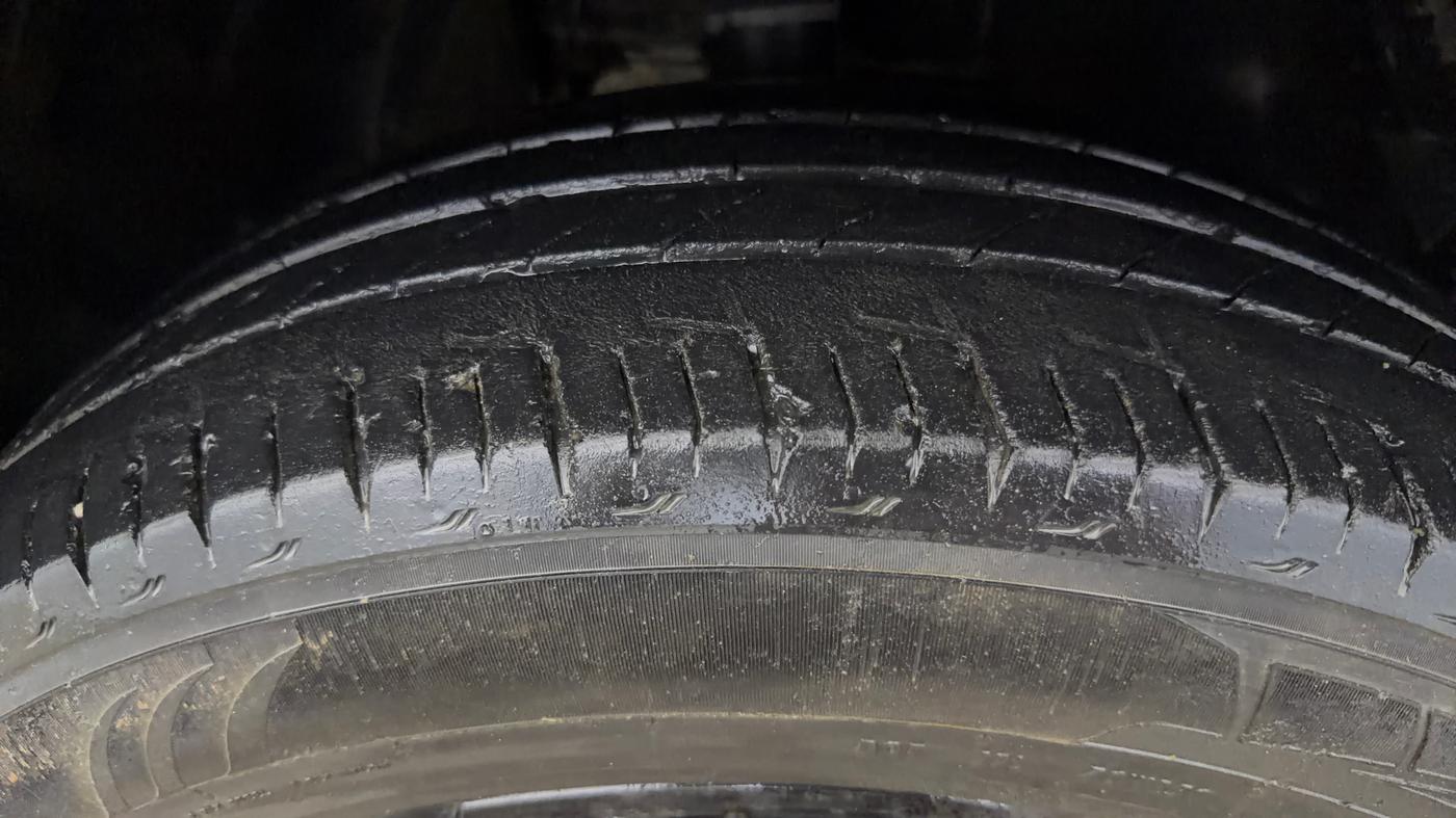 2023 Tata Harrier FEARLESS PLUS DARK EDITION AT, Diesel, Automatic, 47,597 km, Right Front Tyre Tread