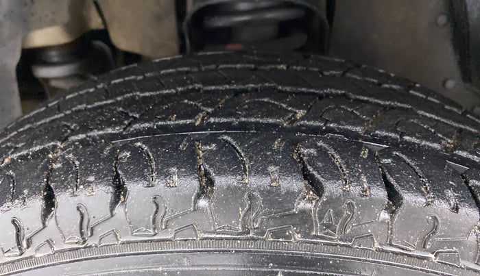 2017 Mahindra TUV300 T8, Diesel, Manual, 61,448 km, Left Front Tyre Tread