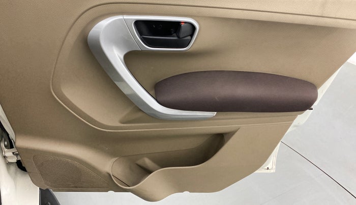 2017 Mahindra TUV300 T8, Diesel, Manual, 61,448 km, Driver Side Door Panels Control