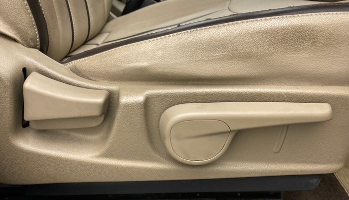 2017 Mahindra TUV300 T8, Diesel, Manual, 61,448 km, Driver Side Adjustment Panel