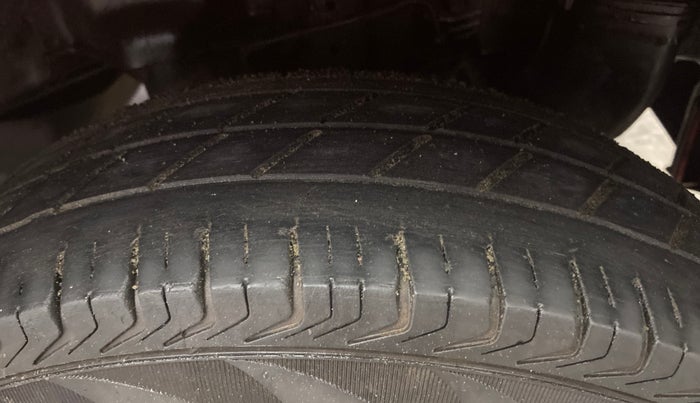 2014 Hyundai Eon D-LITE+, Petrol, Manual, 22,500 km, Left Rear Tyre Tread