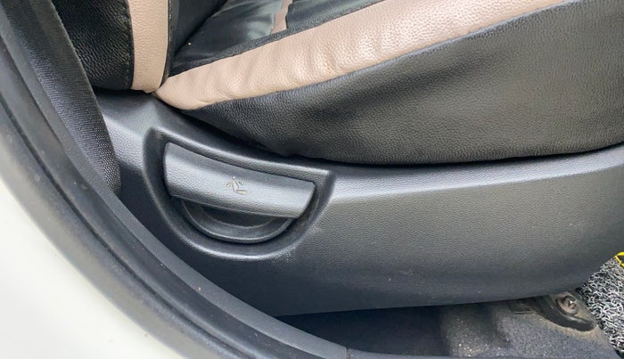 2017 Hyundai Grand i10 SPORTZ 1.2 KAPPA VTVT, Petrol, Manual, 1,36,006 km, Driver Side Adjustment Panel