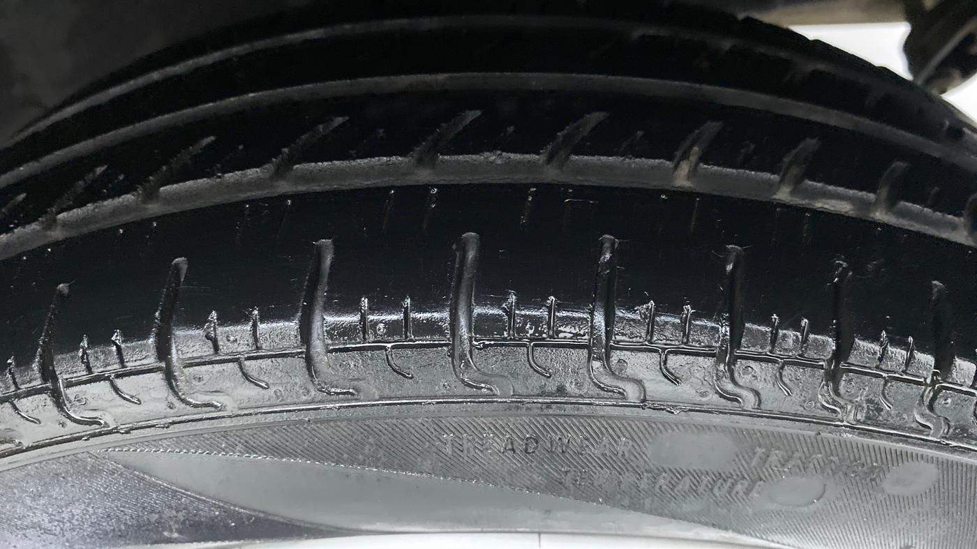 2016 Renault Kwid RXT, Petrol, Manual, 42,032 km, Left Rear Tyre Tread