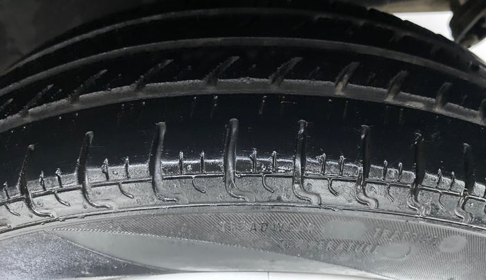 2016 Renault Kwid RXT, Petrol, Manual, 42,032 km, Left Rear Tyre Tread