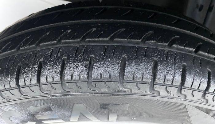 2016 Renault Kwid RXT, Petrol, Manual, 42,032 km, Right Rear Tyre Tread