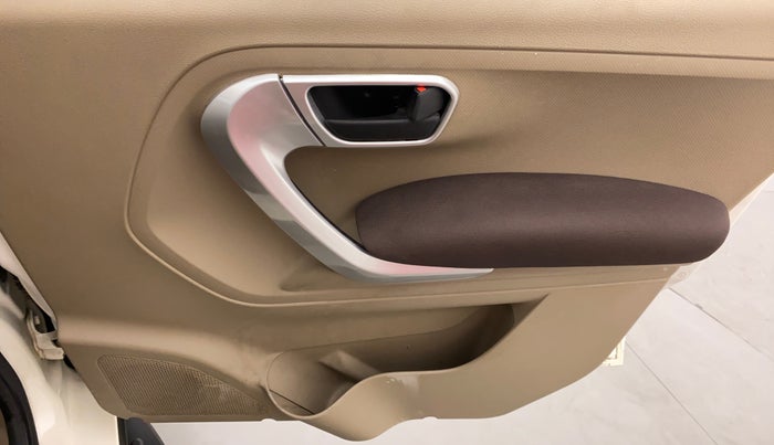 2019 Mahindra TUV300 T8, Diesel, Manual, 23,624 km, Driver Side Door Panels Control