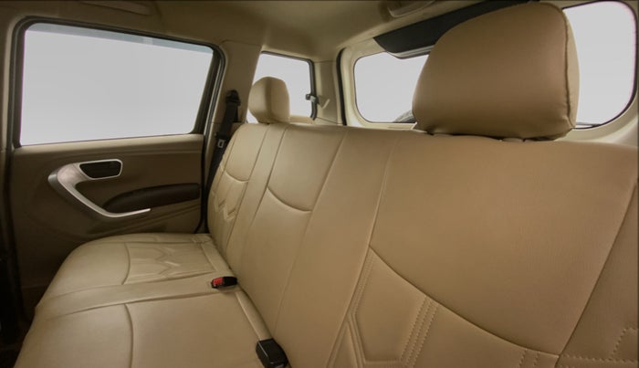 2019 Mahindra TUV300 T8, Diesel, Manual, 23,624 km, Right Side Rear Door Cabin