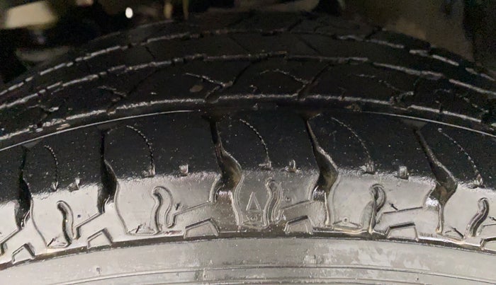 2019 Mahindra TUV300 T8, Diesel, Manual, 23,624 km, Left Front Tyre Tread