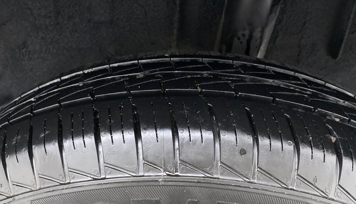2019 Renault TRIBER RXT, Petrol, Manual, 3,367 km, Left Rear Tyre Tread