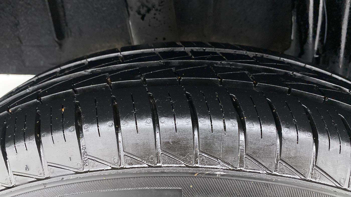 2019 Renault TRIBER RXT, Petrol, Manual, 3,367 km, Right Rear Tyre Tread