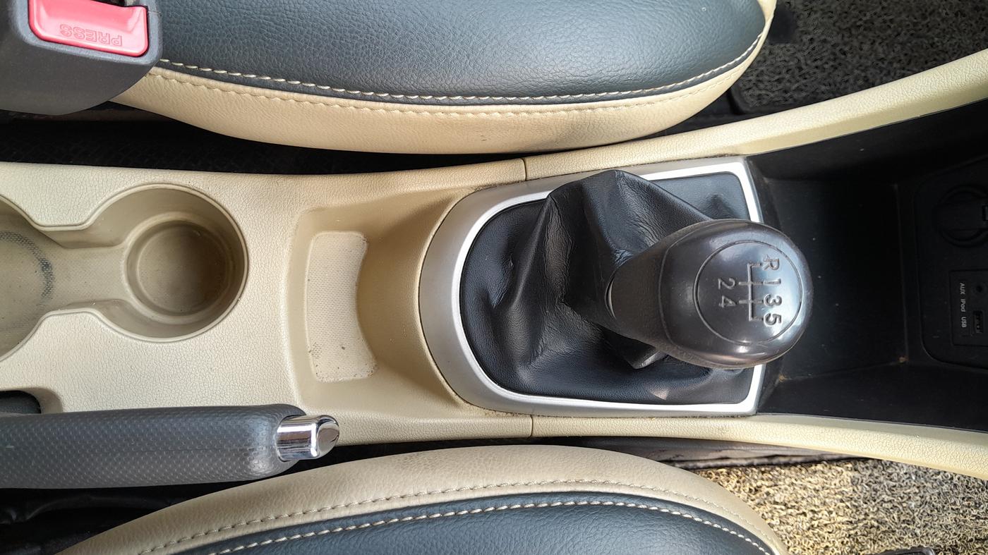 2014 Hyundai Verna FLUIDIC 1.4 VTVT CX, Petrol, Manual, 90,399 km, Gear Lever
