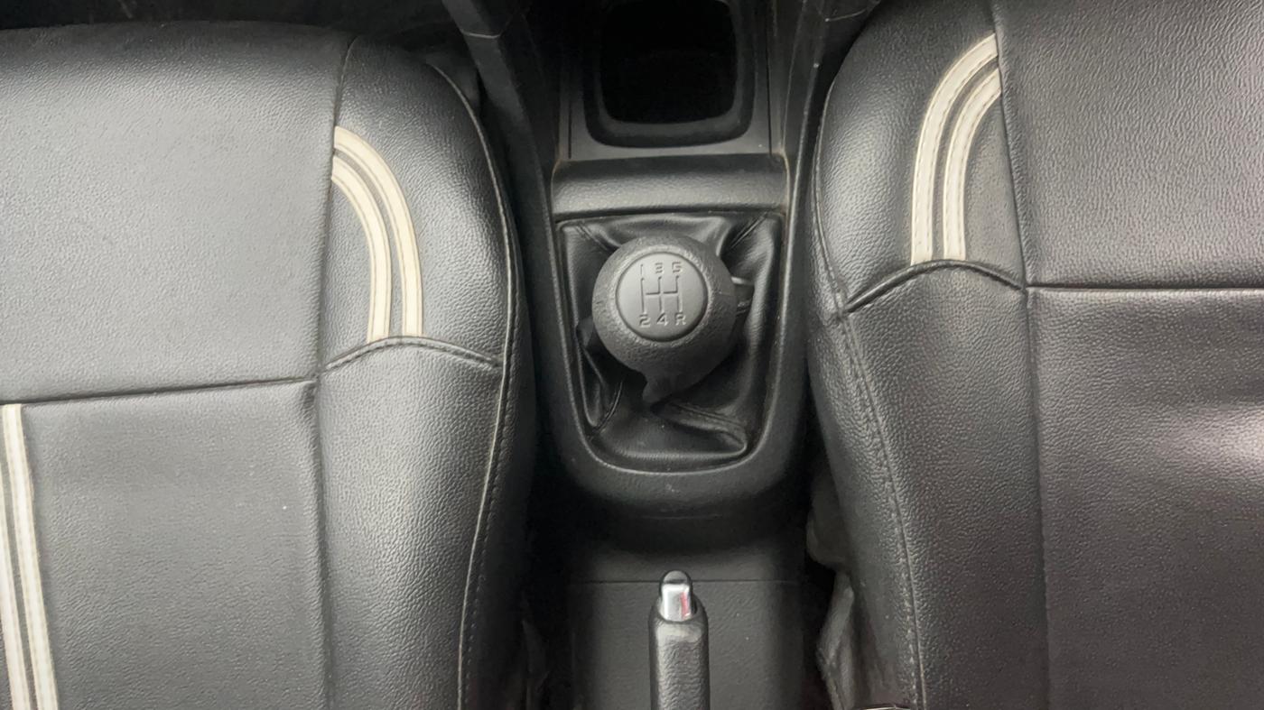 2016 Maruti Swift VXI, Petrol, Manual, 1,01,888 km, Gear Lever