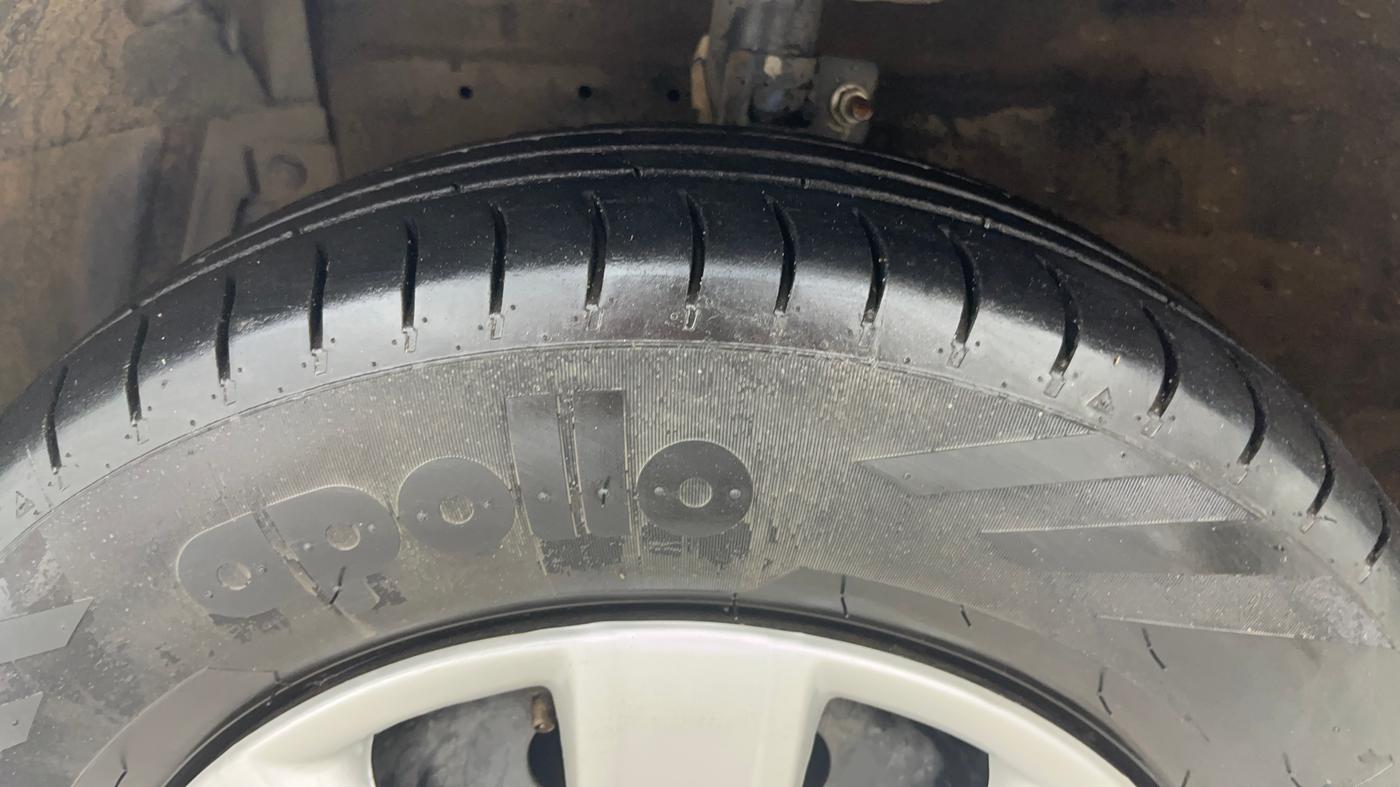 2016 Maruti Swift VXI, Petrol, Manual, 1,01,888 km, Left Front Tyre Tread