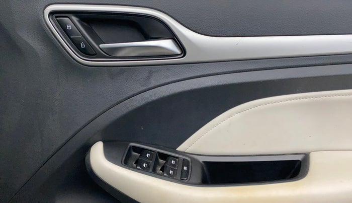 2022 MG ASTOR SHARP 1.5 CVT, Petrol, Automatic, 20,971 km, Driver Side Door Panels Control