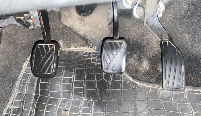 2016 Maruti Swift LXI (O), CNG, Manual, 91,835 km, Pedals