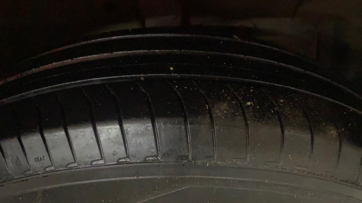 2016 Maruti Swift LXI (O), CNG, Manual, 91,862 km, Right Front Tyre Tread