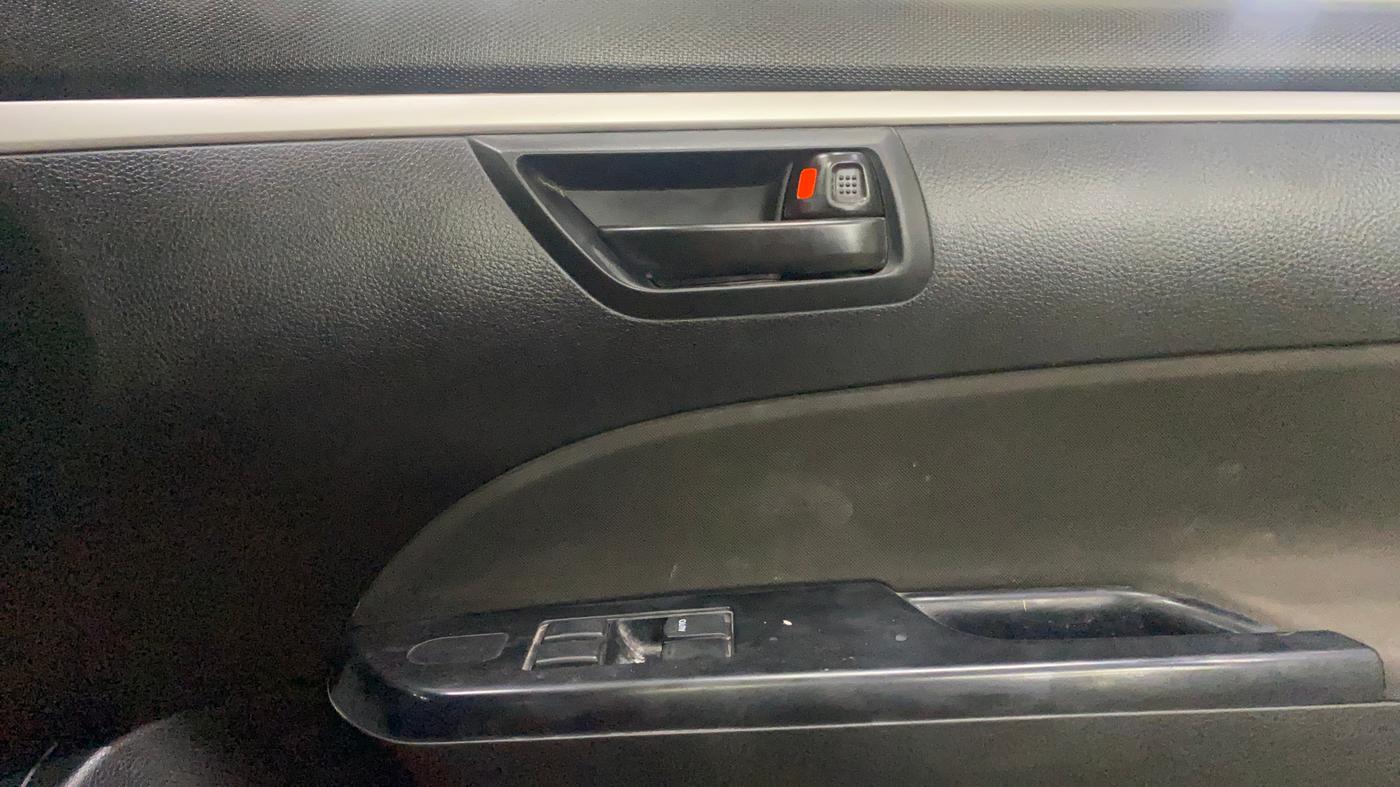 2016 Maruti Swift LXI (O), CNG, Manual, 91,862 km, Driver Side Door Panels Control
