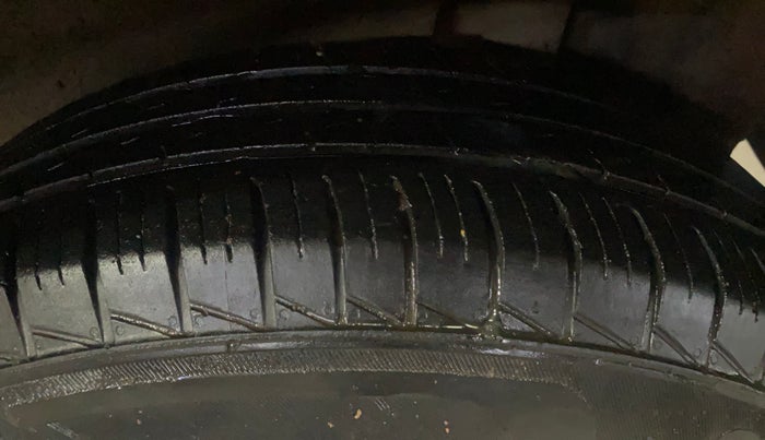 2016 Maruti Swift LXI (O), CNG, Manual, 91,835 km, Left Rear Tyre Tread