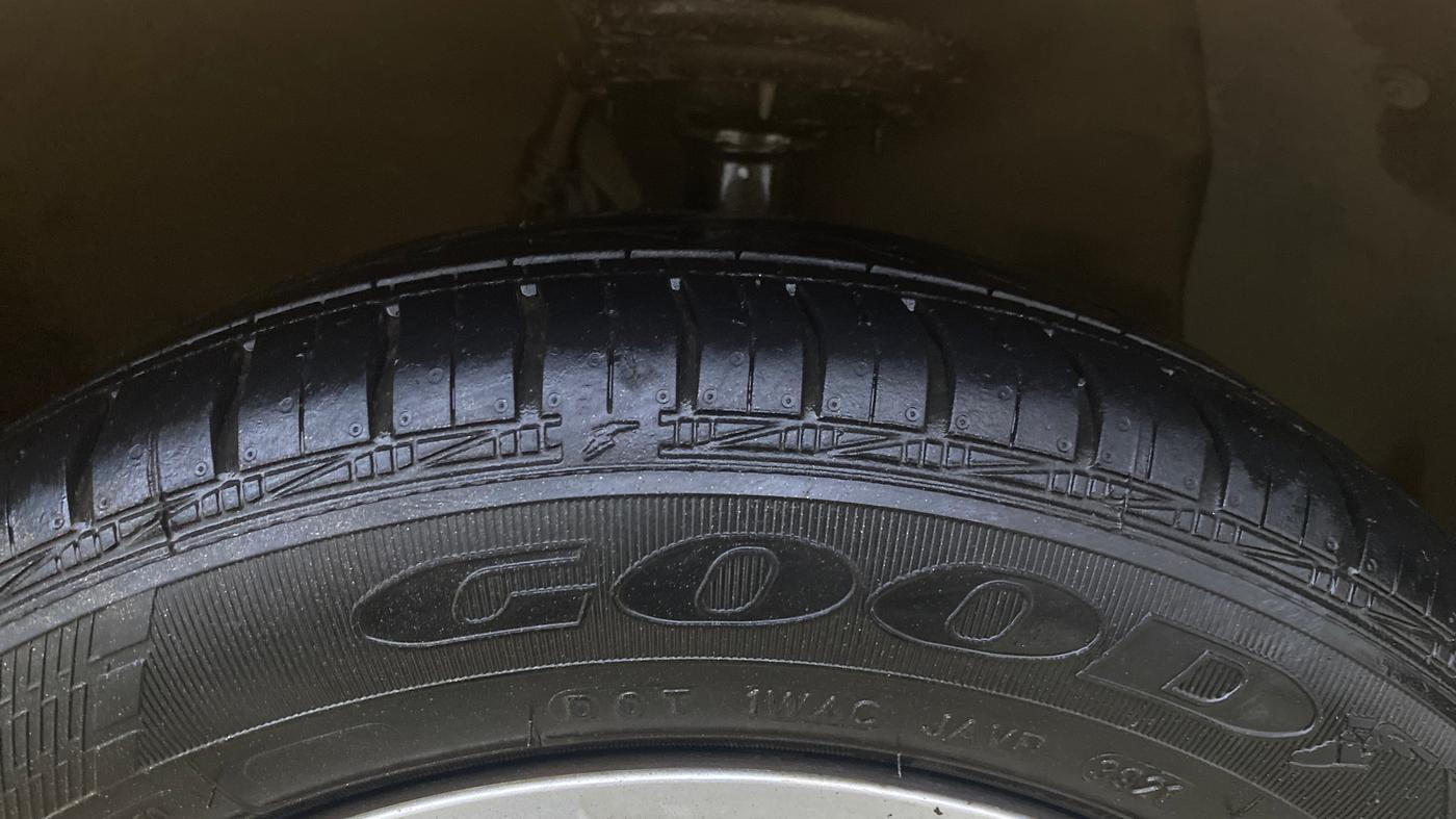 2013 Hyundai i10 MAGNA 1.2, CNG, Manual, 34,730 km, Right Front Tyre Tread