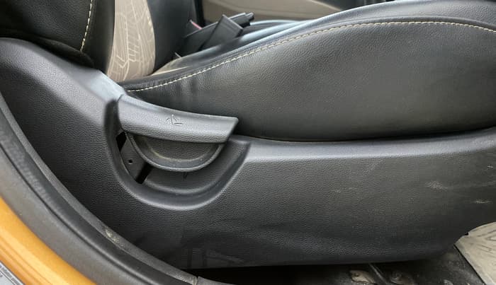 2013 Hyundai i10 MAGNA 1.2, CNG, Manual, 34,730 km, Driver Side Adjustment Panel