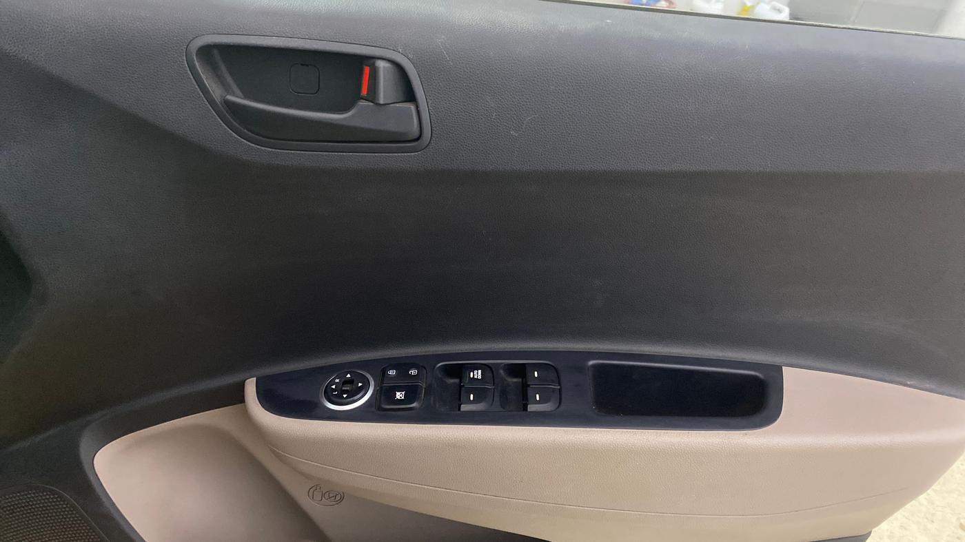 2013 Hyundai i10 MAGNA 1.2, CNG, Manual, 34,730 km, Driver Side Door Panels Control