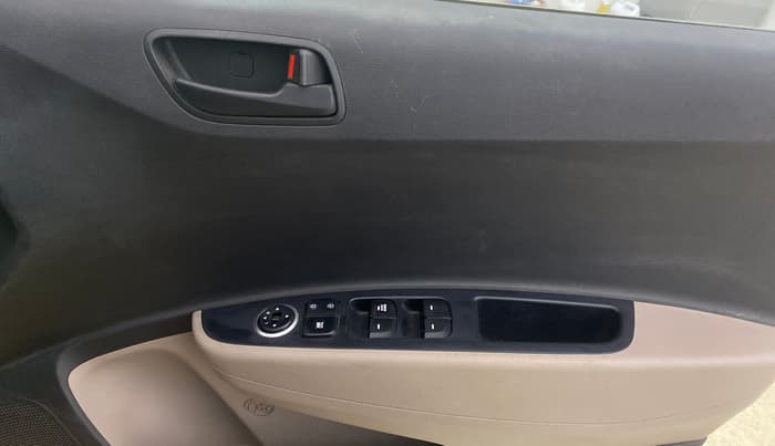 2013 Hyundai i10 MAGNA 1.2, CNG, Manual, 34,730 km, Driver Side Door Panels Control