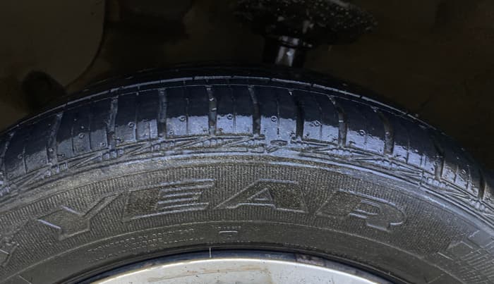 2013 Hyundai i10 MAGNA 1.2, CNG, Manual, 34,730 km, Left Front Tyre Tread