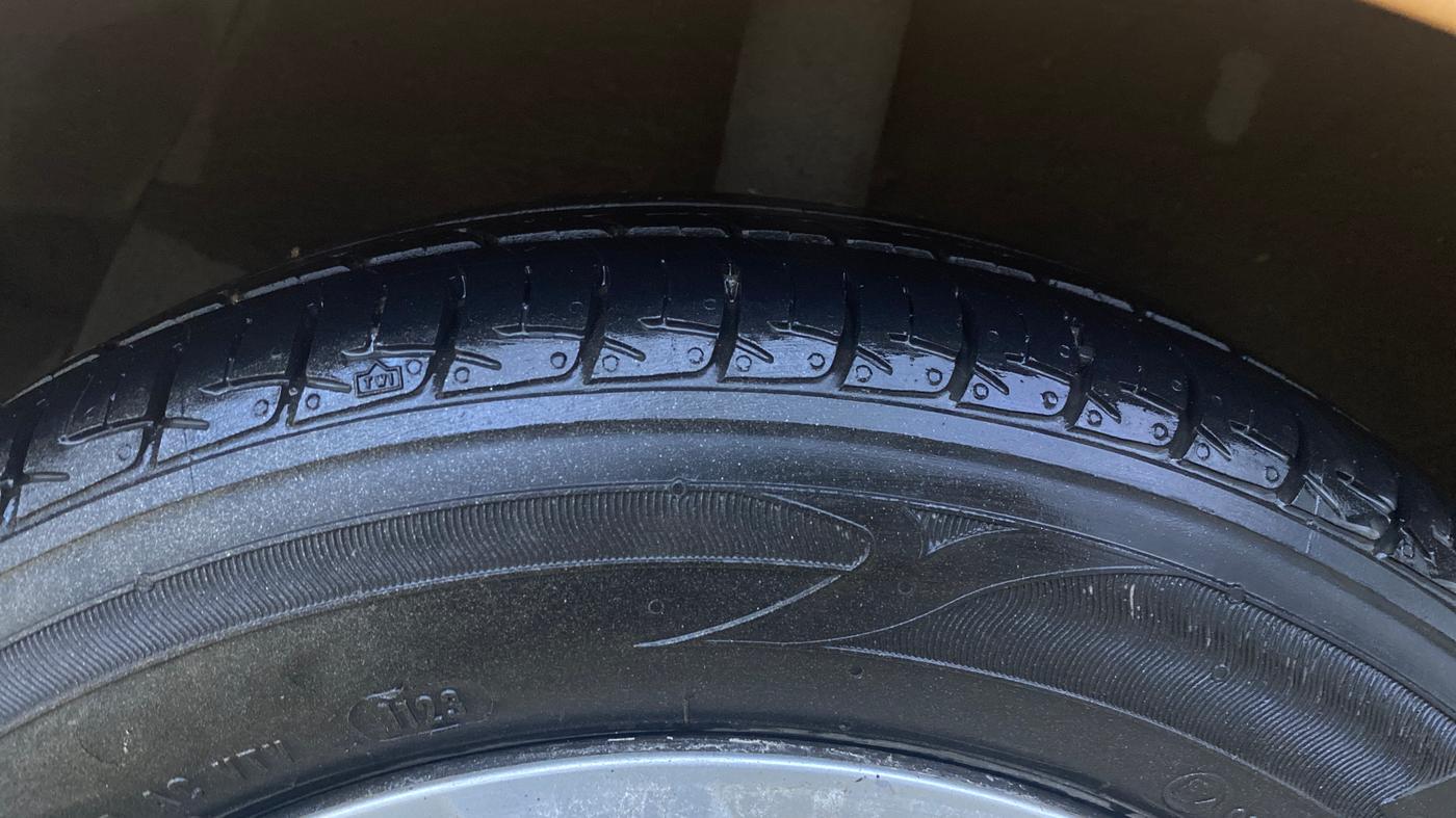 2013 Hyundai i10 MAGNA 1.2, CNG, Manual, 34,730 km, Right Rear Tyre Tread