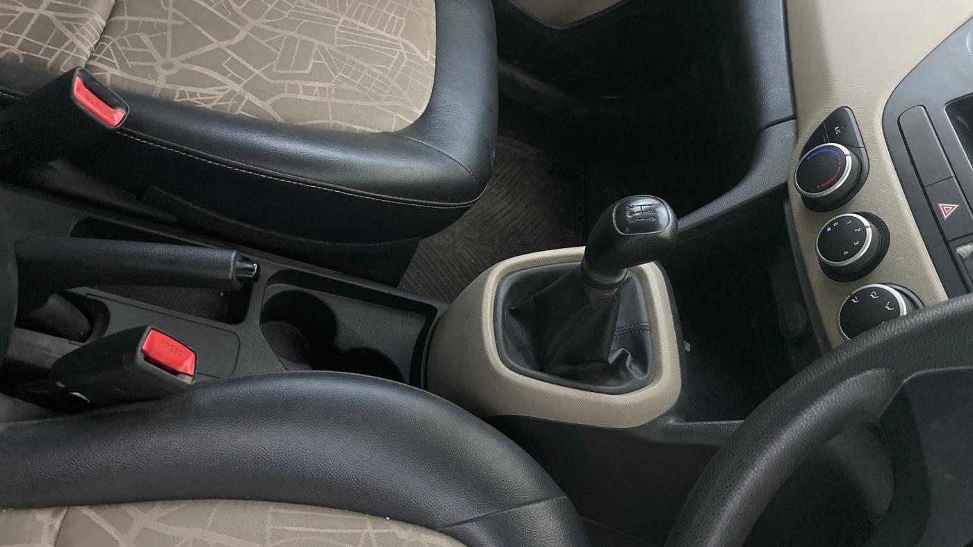 2013 Hyundai i10 MAGNA 1.2, CNG, Manual, 34,730 km, Gear Lever