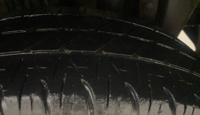 2014 Maruti Swift VXI, Petrol, Manual, 84,734 km, Left Rear Tyre Tread