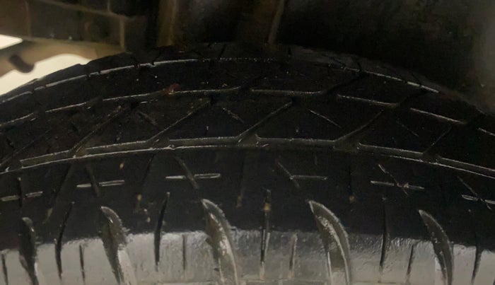 2014 Maruti Swift VXI, Petrol, Manual, 84,734 km, Right Rear Tyre Tread