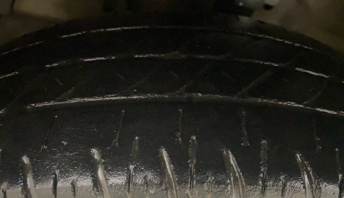 2014 Maruti Swift VXI, Petrol, Manual, 84,734 km, Left Front Tyre Tread