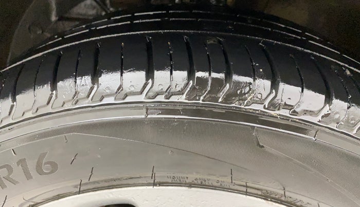 2017 Maruti Baleno ZETA DIESEL 1.3, Diesel, Manual, 92,035 km, Left Front Tyre Tread