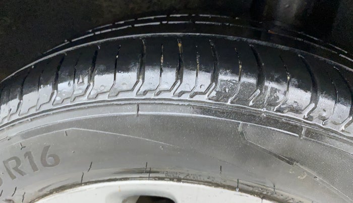 2017 Maruti Baleno ZETA DIESEL 1.3, Diesel, Manual, 92,035 km, Left Rear Tyre Tread