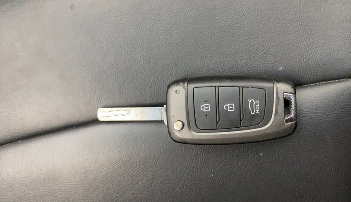 2018 Hyundai Verna 1.6 VTVT SX, Petrol, Manual, 75,371 km, Key Close Up