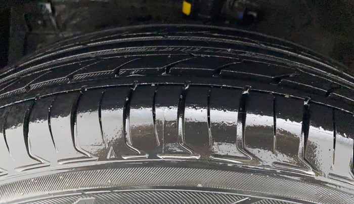 2013 Maruti Swift Dzire VXI, Petrol, Manual, 71,543 km, Left Front Tyre Tread